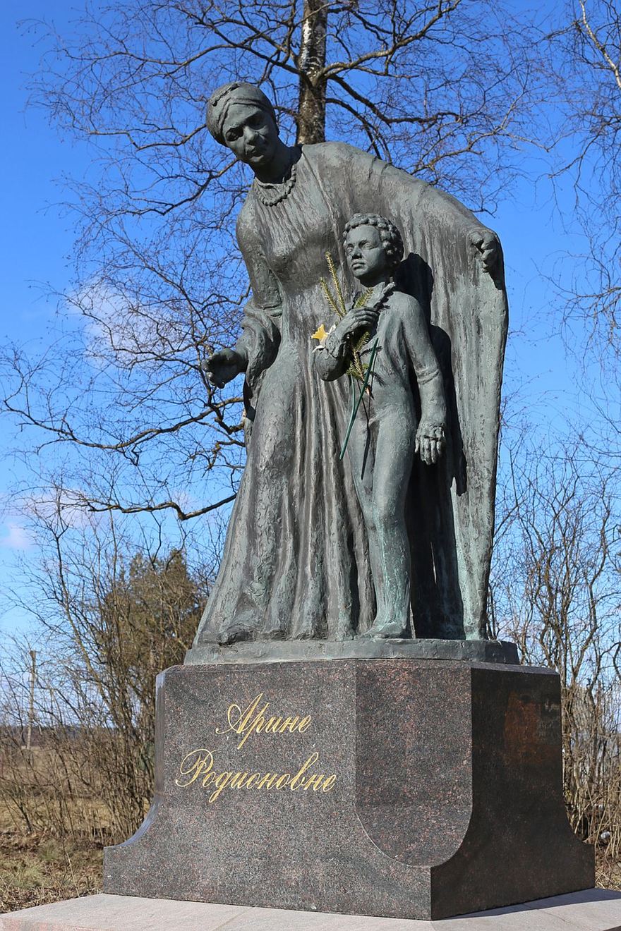 Памятник Арине Родионовне в селе Воскресенское